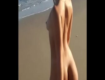 Novinha fogosa  gostosa andando peladinha na praia