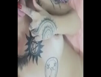 Garota tarada   tatuada cheia de tesão  toda lambuzada